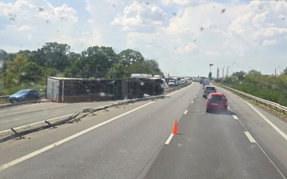 Trafic oprit pe Autostrada A1! Mastodont răsturnat pe sensul Pitești – București, șofer rănit