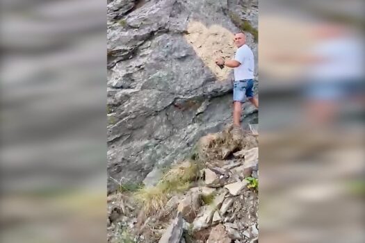 Incident pe Transfăgărășan: Turist surprins desenând pe o stâncă în zona Cota 2000