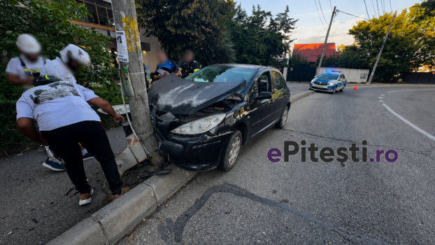 Pitești. Un șofer beat a intrat cu mașina în stâlp