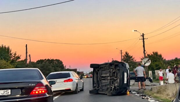 Argeș/Accident grav: Un șofer a intrat într-un cap de pod cu mașina și s-a răsturnat