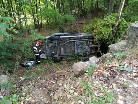 Accident pe DN 73C, la Ciofrângeni: 4 persoane rănite din 6 ocupanți