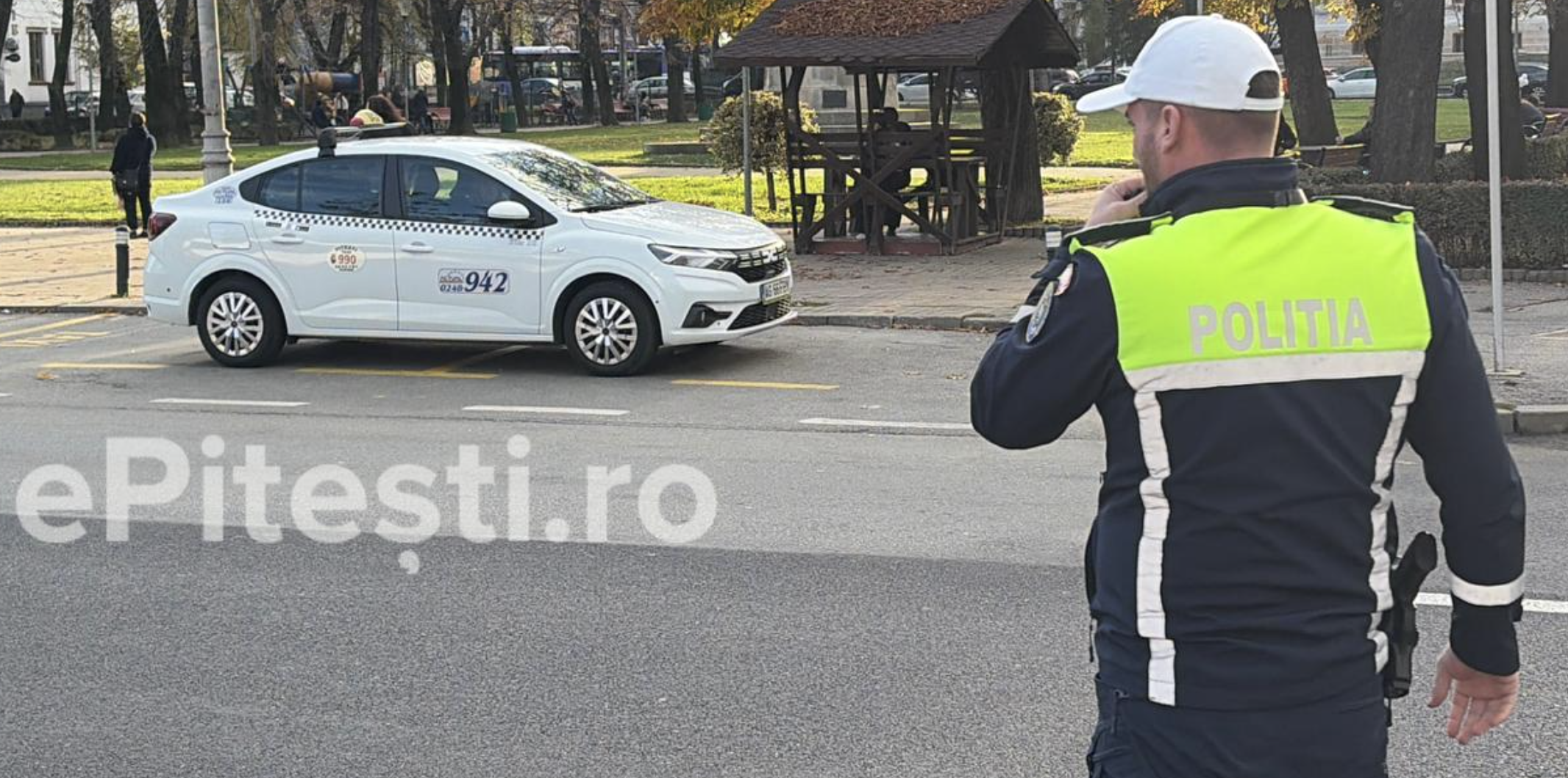 Polițist din Mediaș, dat afară după ce a fost filmat la pescuit și dând dedicații la lăutari