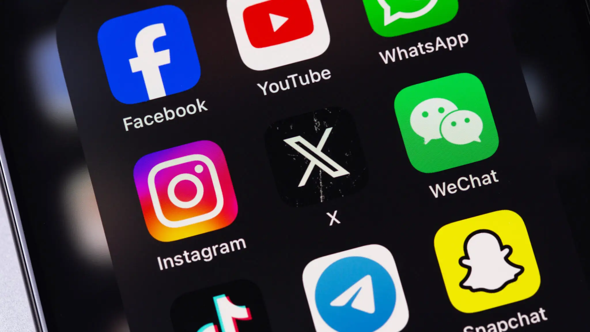 Restricții pentru copii pe internet: Accesul copiilor la TikTok, YouTube și ChatGPT, limitat