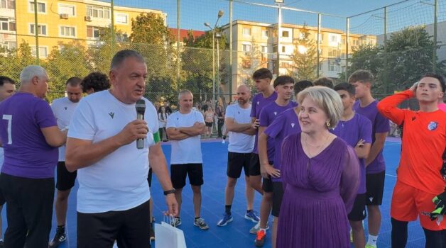 Primarul Gentea a intrat pe teren și a marcat la inaugurarea noului teren sportiv de la școala „Matei Basarab” din Pitești