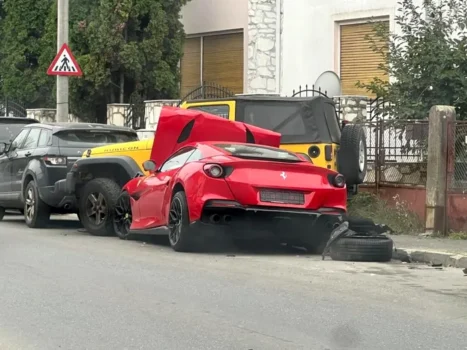 Un șofer băut a intrat cu un Ferrari în patru mașini și a lovit o țeavă de gaze