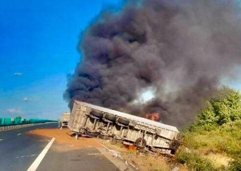 TIR în flăcări pe Autostrada A1, Timișoara-Lugoj! Trafic dat peste cap!