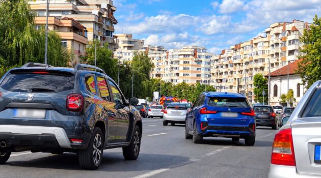 Pitești: Accident în centrul orașului. Motociclist implicat, trafic îngreunat