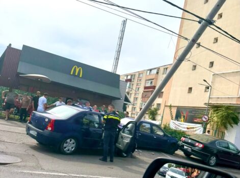 Accident la McDonald’s Gară din Pitești. O mașină a intrat într-un stâlp