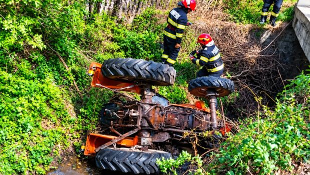 Tractor răsturnat într-o zonă împădurită din Argeș. Un bărbat a fost rănit în accident
