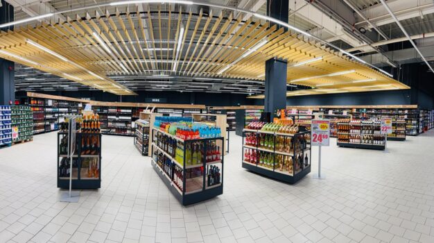 20 de ani de Auchan în România: o aniversare cu mii de oferte, beneficii pentru clienți și proiecte de solidaritate