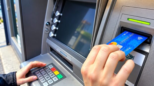 Schimbare majoră la bancomate! Ce sumă vor putea retrage românii de la ATM. Băncile vor fi obligate