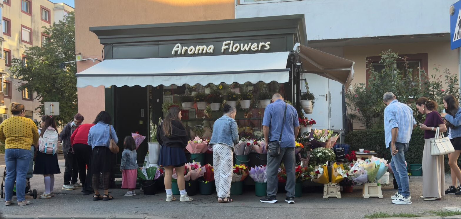 Aglomerație la florăriile din Pitești, în prima zi de școală. Părinții au stat la cozi pentru buchete