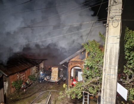 Incendiu violent în Argeș! Două case și anexele, cuprinse de flăcări