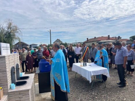 Bradu, Argeș are un nou izvor de apă! A fost sfințit de Nașterea Maicii Domnului