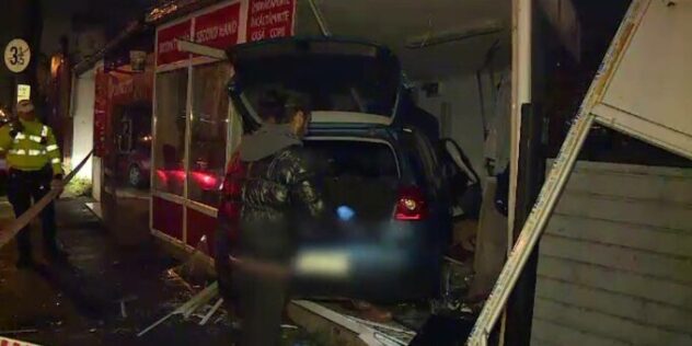 Un tânăr fără permis a intrat cu mașina într-un magazin din Negrești-Oaș
