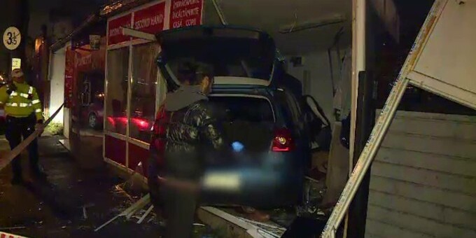 Un tânăr fără permis a intrat cu mașina într-un magazin din Negrești-Oaș