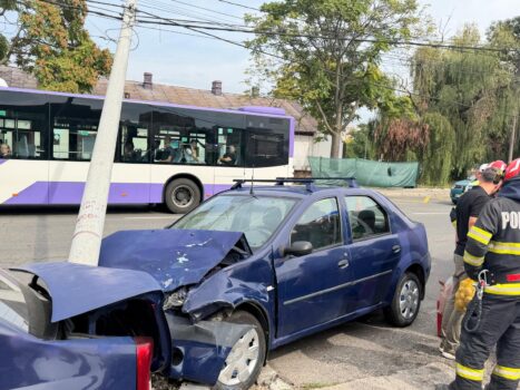 Accident la McDonald’s Gară din Pitești. O mașină a intrat într-un stâlp