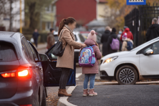 Unde ai voie să oprești când îți lași copilul la școală. Amenzile din 2026 pentru cei care blochează strada sau trotuarul