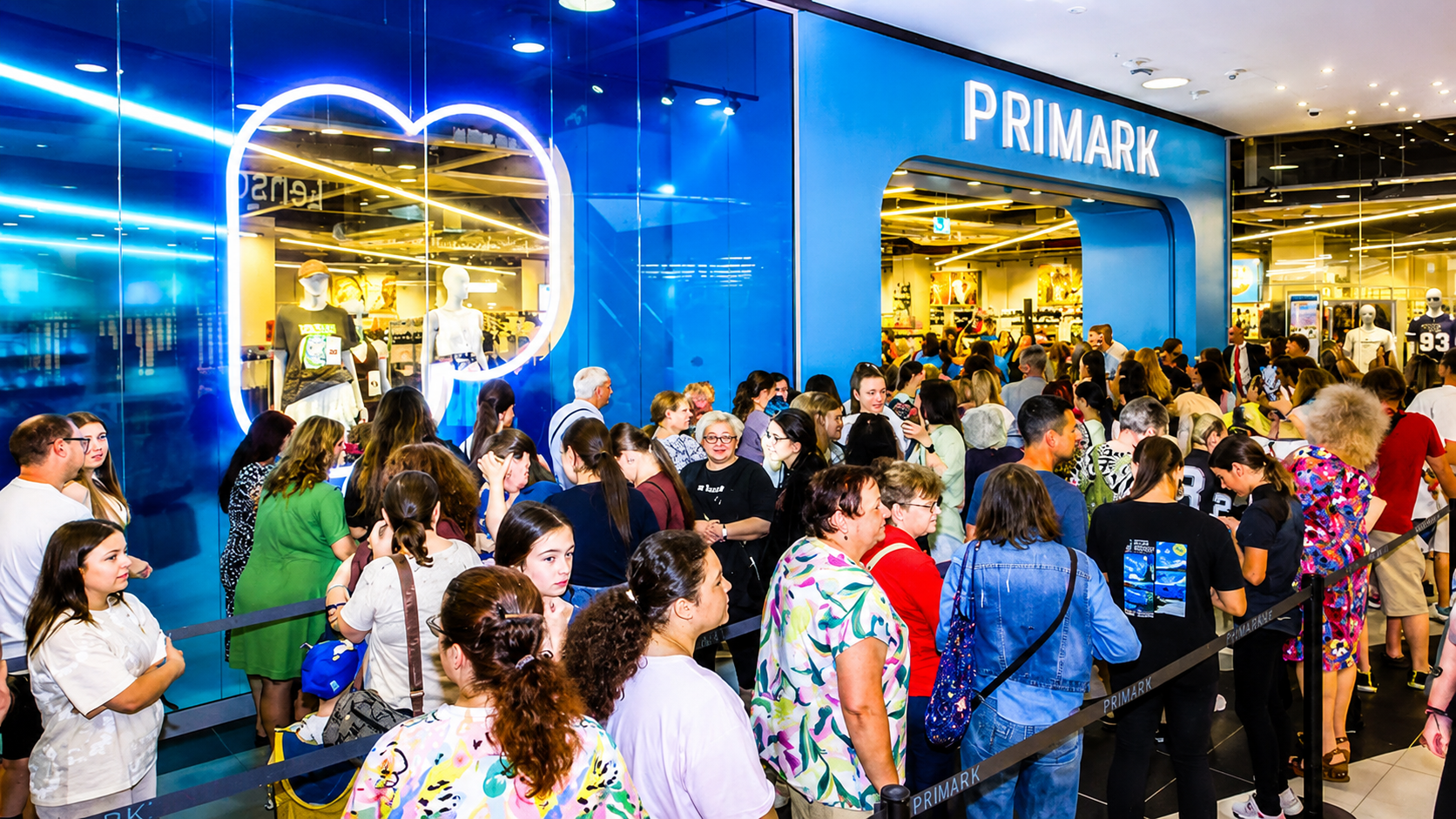 Primark a deschis un nou magazin într-un mall renumit din România: investiție de 10 milioane de euro și peste 100 de locuri de muncă