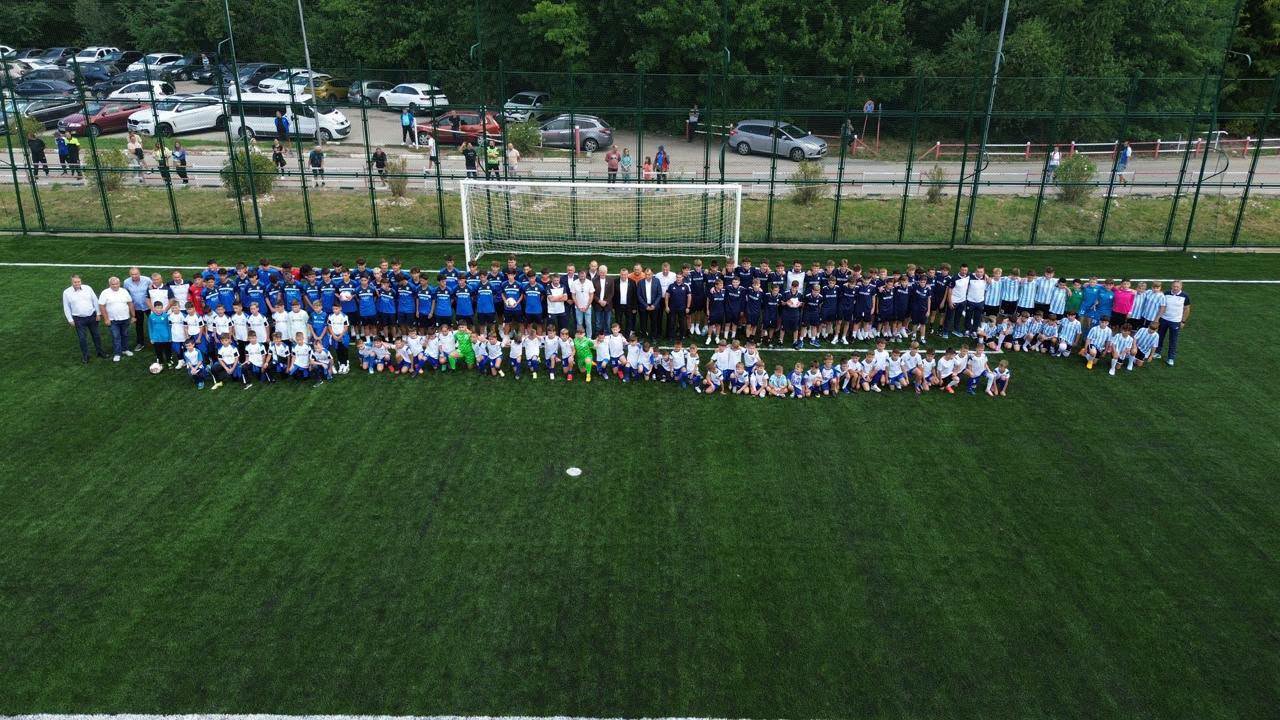 Terenul de sport de pe strada Uzinei din Mioveni, modernizat și redat copiilor