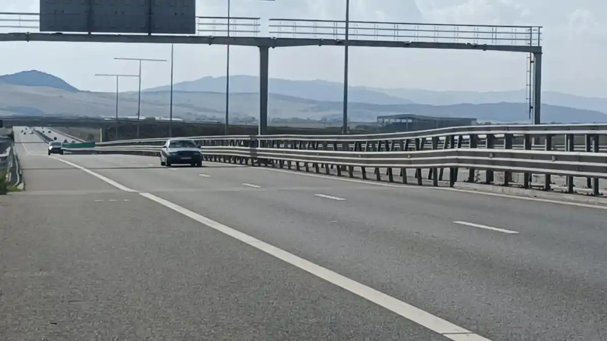 „Trambulină” pe A10 Sebeș–Turda: mașinile sar pe autostradă