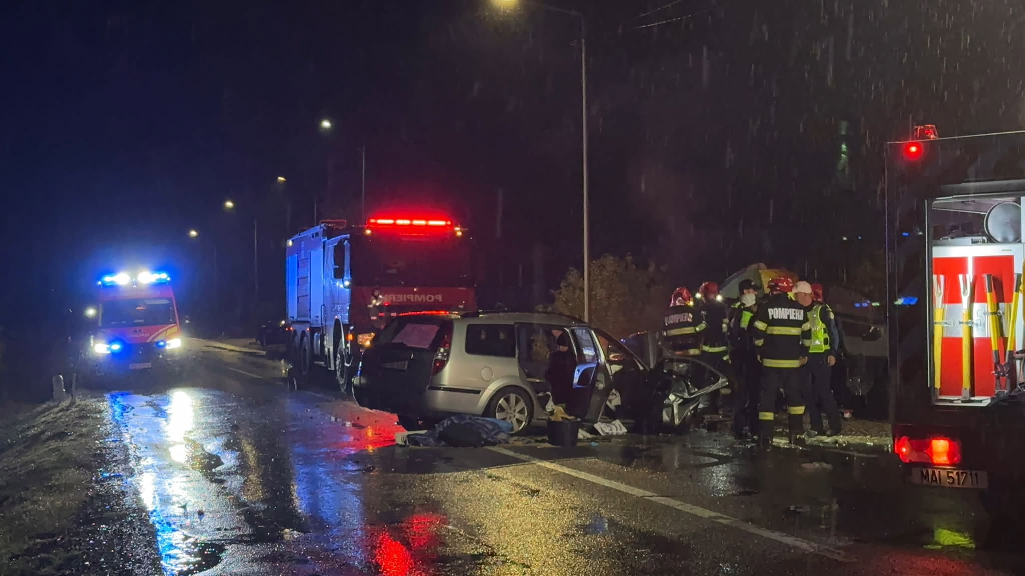 Accident deosebit de grav pe DN67, în Vâlcea! Un tânăr de 25 de ani și două fete de 17 ani au murit