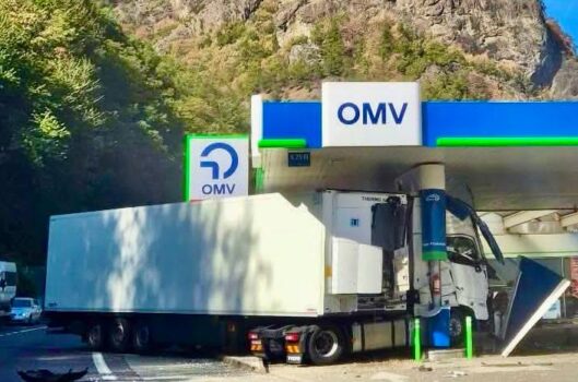 Rupt de beat la volanul unui TIR, a intrat direct în stația OMV, de pe DN7, la Călimănești!