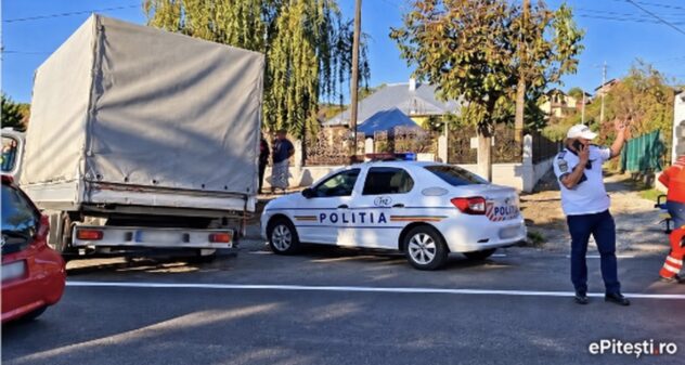 Argeș. Autoturism intrat într-un cap de pod: Șoferul avea alte preocupări