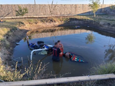 Incident grav într-un lac din Argeș! Bărbat prins sub tractor. Care este starea acestuia
