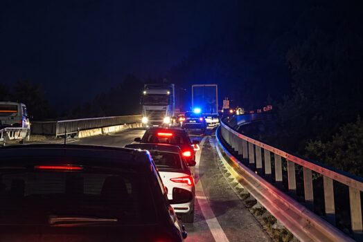 Trafic îngreunat pe DN7! Un mastodont a intrat în parapet!