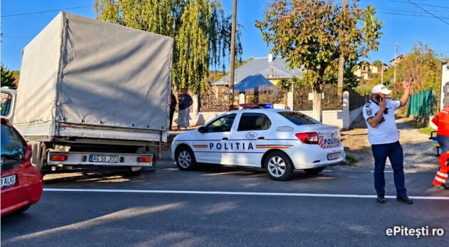 Argeș. Autoturism intrat într-un cap de pod: Șoferul avea alte preocupări