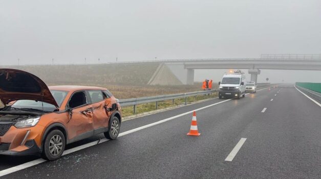 Accident pe DEx12, în Argeș! Un autocamion a lovit o mașină oprită din cauza unei defecțiuni