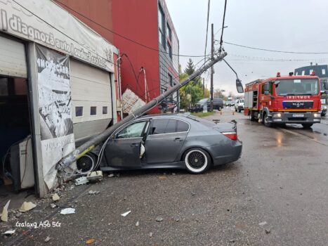 Accident grav pe DN 73, Pitești–Câmpulung! BMW proiectat într-un magazin