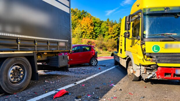 Poliția Argeș, oficial: Cum s-a produs, de fapt, accidentul cu autoplatforma de pe DN7 – Șoferiță rănită
