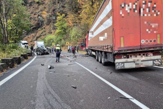 Accident grav pe DN7, la Brezoi! Trafic blocat total după impactul dintre un camion și o mașină