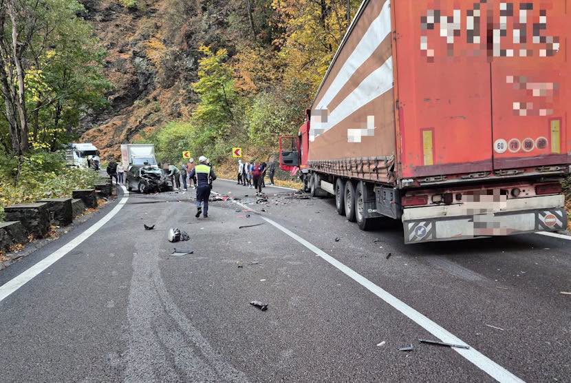 Accident grav pe DN7, la Brezoi! Trafic blocat total după impactul dintre un camion și o mașină