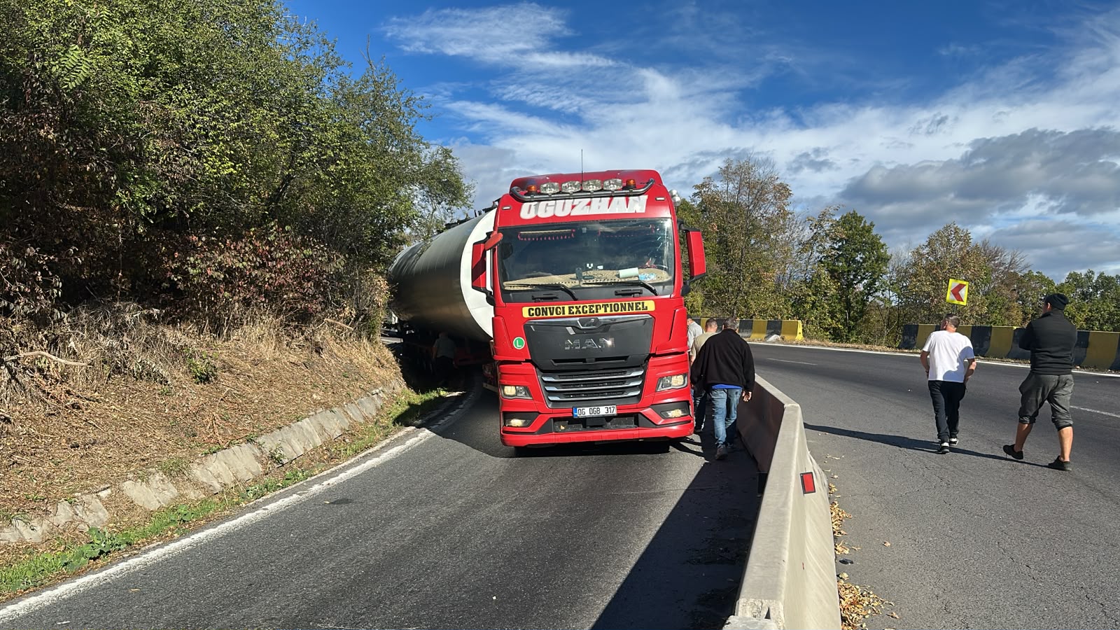 Trafic blocat pe DN7, în Argeș! O cisternă a părăsit carosabilul