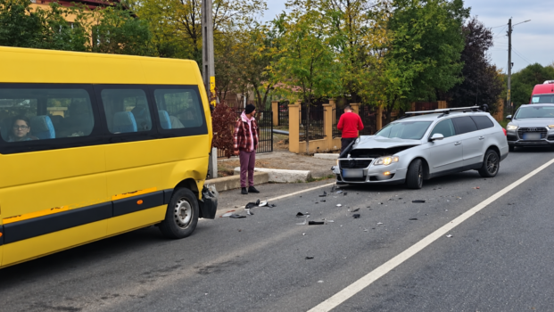 Microbuz școlar implicat într-un accident rutier!