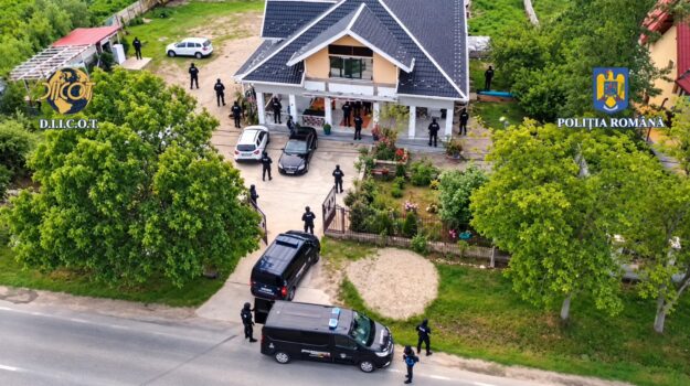 Mascații au descins în Argeș! DIICOT și FBI, zeci de percheziții într-o anchetă internațională