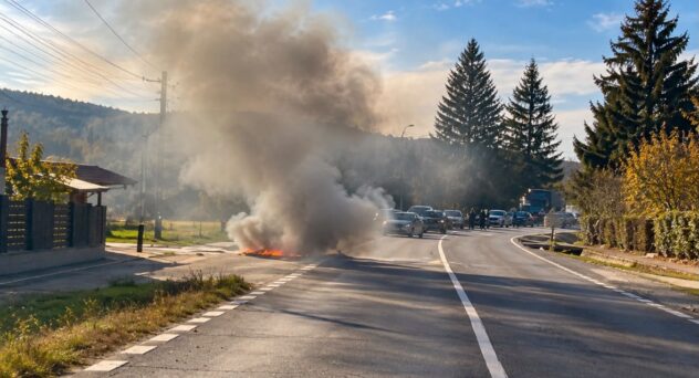 O mașină arde acum, lângă Pitești!