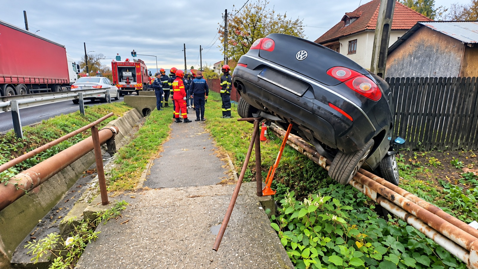Poliția Argeș, oficial: Cum a ajuns un tânăr să rămână suspendat pe balustrada unui pod, la Stâlpeni