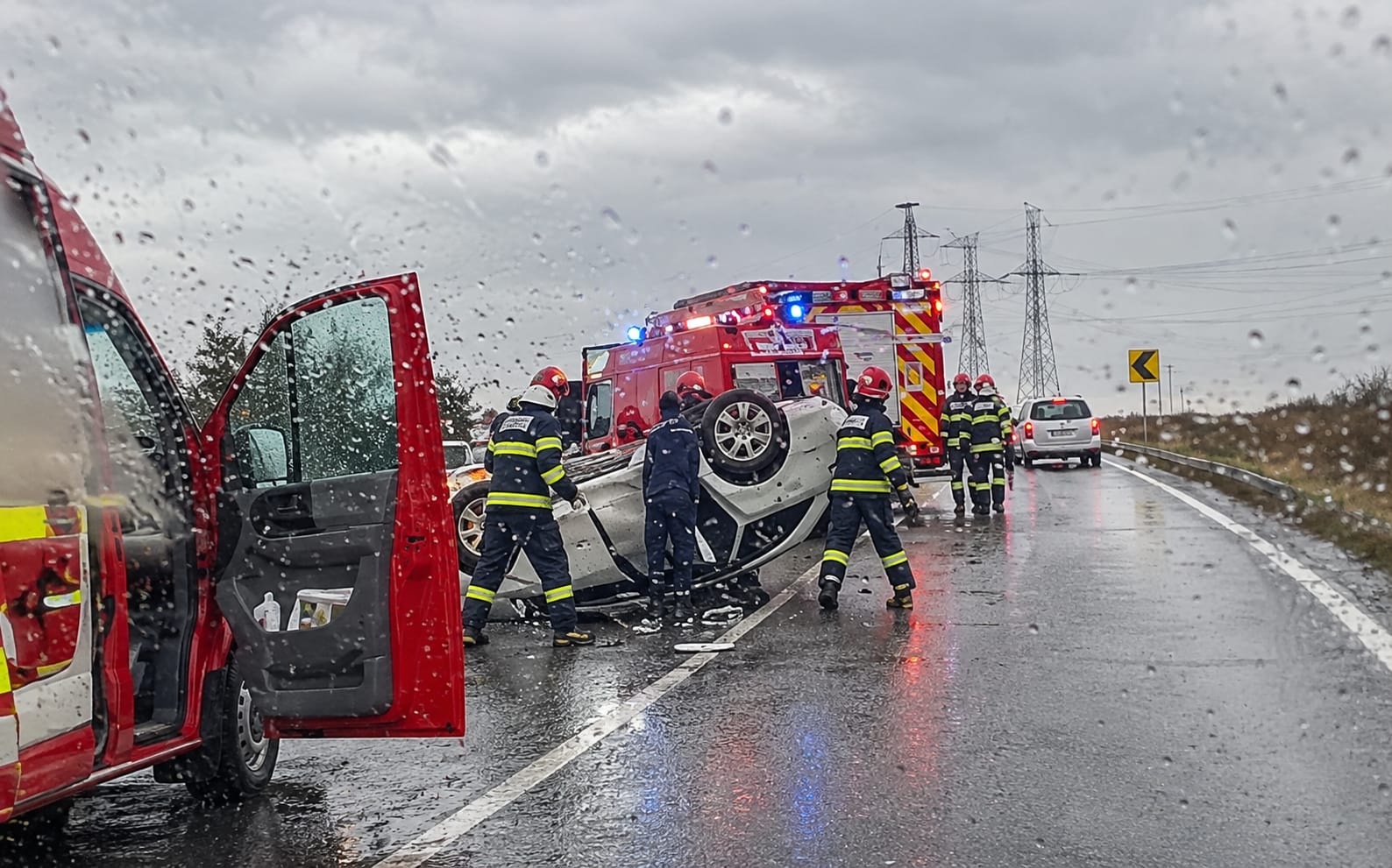 Accident în Albota, pe DN65B! O mașină s-a răsturnat