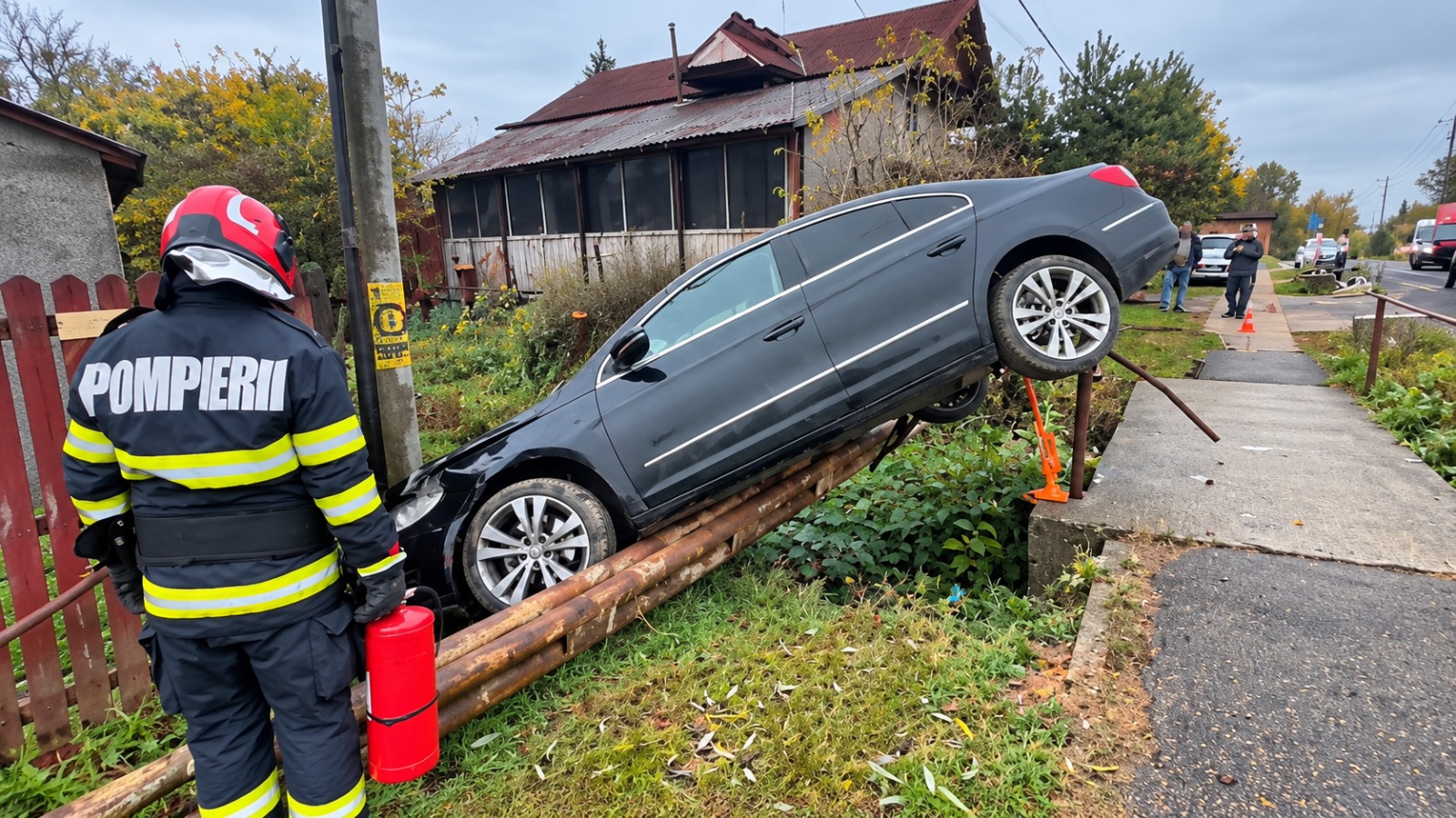 Accident neobișnuit în Argeș! Mașină suspendată deasupra unui șanț, la Stâlpeni - VIDEO