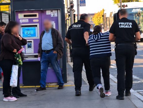 Femeie imobilizată de Poliția Locală Pitești după un incident într-un autobuz Publitrans