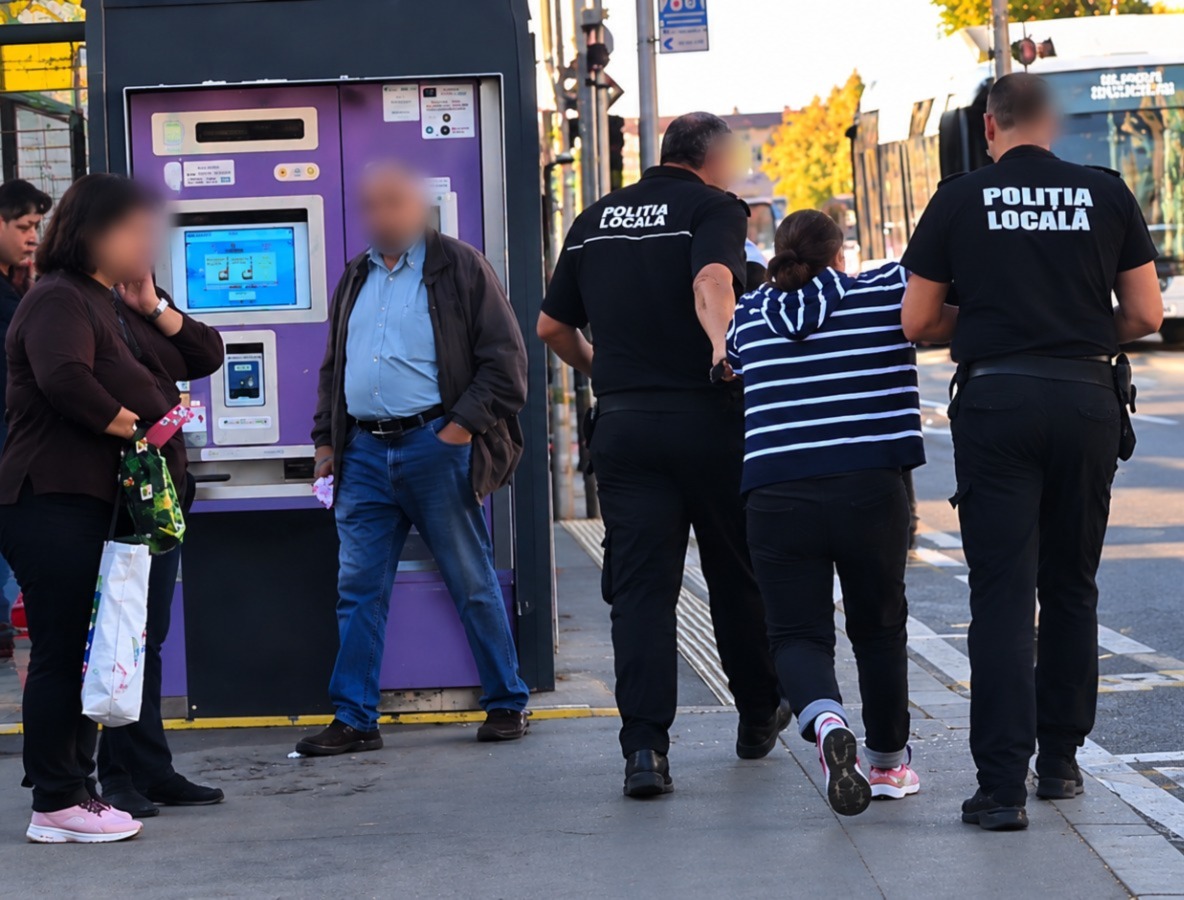 Femeie imobilizată de Poliția Locală Pitești după un incident într-un autobuz Publitrans