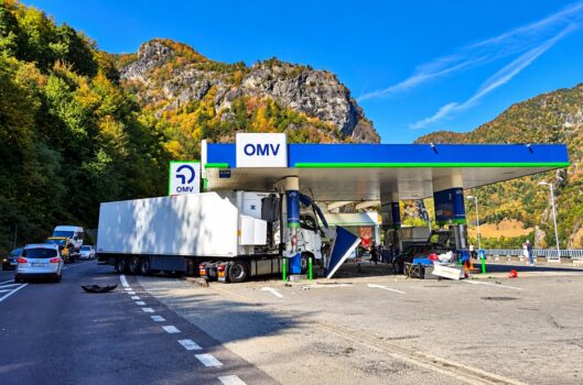 TIR înfipt în stația OMV! Accident neobișnuit pe DN7, la Călimănești